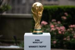 Cúp vàng World Cup được giới thiệu tại một sự kiện liên quan tới World Cup 2026 ở New York (Mỹ). (Ảnh: AFP/TTXVN)