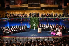 Chủ nhân các giải thưởng Nobel và các thành viên gia đình Hoàng gia Thụy Điển tại Lễ trao giải Nobel ở Stockholm, ngày 10/12/2022. (Ảnh: AFP/ TTXVN) 