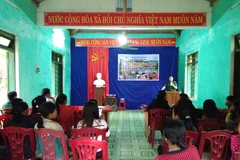 Đồn Biên phòng Cà Xèng (Quảng Bình) tuyên truyền Luật Phòng Chống Mua bán Người cho chị em phụ nữ người Rục. (Nguồn: Bộ Lao động-Thương binh và Xã hội)