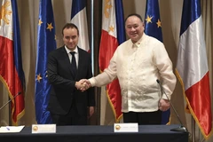 Bộ trưởng Quốc phòng Pháp Sebastien Lecornu (trái) bắt tay người đồng cấp Philippines Gilberto Teodoro tại cuộc họp báo chung ở Manila (Philippines), ngày 2/12/2023. (Nguồn: AP)