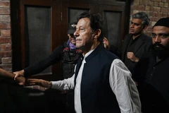 Cựu Thủ tướng Pakistan Imran Khan (phía trước) rời khỏi toà án ở Lahore, ngày 17/3/2023. (Ảnh: AFP/TTXVN)