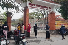 Nhiều phụ huynh đến cổng Trường Phổ thông Herman Gmeiner Vinh khi nghe tin báo về vụ việc sập trần phòng học. (Ảnh: Văn Tý/TTXVN)