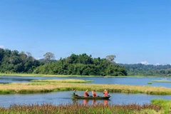 Du khách đi thuyền trên Bàu Sấu thuộc Vườn Quốc gia Cát Tiên. (Ảnh minh họa: VTV)