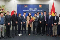 Đại biểu tham gia Lễ Ra mắt Hội Chuyên gia Việt Nam-Nhật Bản chụp ảnh lưu niệm. (Ảnh: Xuân Giao/TTXVN)