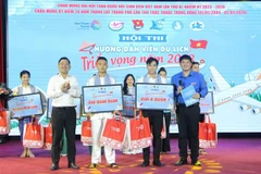 Ban Tổ chức trao Giải Quán quân và Á quân 1 lần lượt cho hai thí sinh Trần Gia Khang (Cao đẳng Du lịch Cần Thơ) và Trần Da Đam (Đại học Nam Cần Thơ). (Ảnh: Trung Kiên/TTXVN)