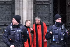 Cảnh sát gác tại nhà thờ Cologne (Đức), ngày 24/12/2023. (Ảnh: AFP/TTXVN)