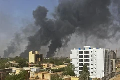 Khói bốc lên sau giao tranh giữa quân đội Sudan và Lực lượng Hỗ trợ Nhanh (RSF) ở Thủ đô Khartoum ngày 16/4/2023. (Ảnh: AFP/TTXVN)