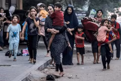 Người dân Palestine sơ tán tránh chiến sự ở Dải Gaza ngày 13/10/2023. (Ảnh: THX/TTXVN)