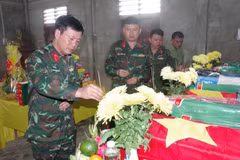 Dâng hương các liệt sỹ đã được cất bốc tại xã Cam Nghĩa, huyện Cam Lộ (tỉnh Quảng Trị). (Ảnh: TTXVN phát)