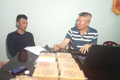 Đối tượng Nguyễn Duy Phương (trái) cùng tang vật. (Ảnh: TTXVN phát)