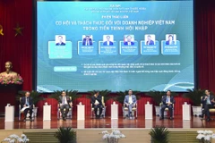 Các diễn giả thảo luận với chủ đề "Cơ hội và thách thức của các doanh nghiệp Việt Nam trong tiến trình hội nhập." (Ảnh: TTXVN)