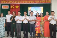 Cán bộ, chiến sỹ Đảo Đá Tây tặng quà chúc mừng các thầy cô giáo. (Ảnh: TTXVN phát)