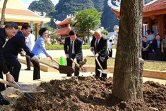 Bà Trương Thị Mai cùng các đại biểu trồng cây lưu niệm tại Di tích Bác Hồ về thăm Tập đoàn Sản xuất Chí Hòa huyện Lương Sơn (tỉnh Hòa Bình). (Ảnh: Trọng Đạt/TTXVN)