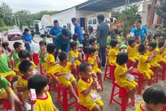 Những hộp sữa yêu thương đã đem đến cho các em một mùa Trung Thu ấm áp hơn