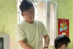 Bị can Dương Nguyễn Bình Minh thực nghiệm lại hiện trường về hành vi hành hạ con theo yêu cầu của cơ quan Công an. (Nguồn: Đồng Nai Online)