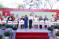 Bí thư Thành ủy Thành phố Hồ Chí Minh Nguyễn Văn Nên tặng quà của Thành ủy, Ủy ban Nhân dân, Hội đồng Nhân dân, Ủy ban Mặt trận Tổ quốc Việt Nam Thành phố cho các hộ gia đình nghèo tại Ngày hội Đại Đoàn kết Toàn Dân tộc năm 2022. (Ảnh: Xuân Khu/TTXVN)