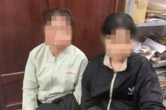 Em Trần Xuân T (phải) được bàn giao cho gia đình. (Nguồn: Cần Thơ Online/Ảnh chụp màn hình)