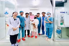 Bé gái được xuất viện trong niềm vui của gia đình và đội ngũ y bác sỹ. (Ảnh: TTXVN phát)
