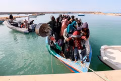 Thuyền chở người di cư được giải cứu vào cảng ở Garabulli (Libya) ngày 25/3/2023. (Ảnh: AFP/TTXVN)