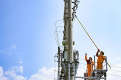 Công nhân Điện lực huyện Điện Biên (tỉnh Điện Biên) kiểm tra tại Trạm Biến áp 180kVA-22/0.4kV khu vực đầu Cầu C4. (Ảnh: Xuân Tư/TTXVN)