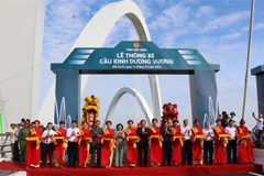 Phó Thủ tướng Chính phủ Trần Lưu Quang cùng các đại biểu cắt băng khánh thành và thông xe cầu Kinh Dương Vương. (Ảnh: Thanh Thương/TTXVN)