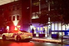 Cảnh sát gác trước Trường Tiểu học Talmud Torah ở Montreal, Quebec (Canada), ngày 9/11/2023. (Ảnh: AFP/TTXVN)