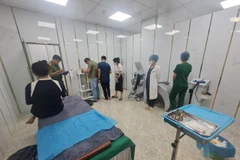 Công an quận Thanh Khê (Đà Nẵng) kiểm tra cơ sở thẩm mỹ ID Korea Spa. (Nguồn: Báo Phụ nữ)