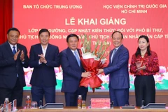 Ban Tổ chức lớp học tặng hoa Giáo sư-Tiến sỹ Nguyễn Xuân Thắng. (Ảnh: Văn Điệp/TTXVN)