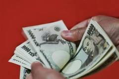 Kiểm tiền mệnh giá 10.000 yen Nhật Bản tại Thủ đô Tokyo. (Ảnh: AFP/TTXVN)