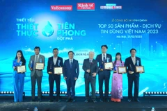 Ban Tổ chức vinh danh sáu sản phẩm ấn tượng của năm. (Nguồn: BNews)