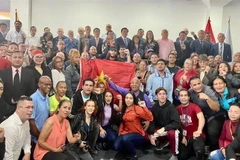 Ông Phan Đình Trạc gặp gỡ tập thể giáo viên, học viên Venezuela, quốc tế; đại diện lãnh đạo PSUV, Bộ Ngoại giao, Nhóm Nghị sỹ Hữu nghị Venezuela-Việt Nam. (Ảnh: Mai Phương/TTXVN)