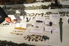 Cảnh sát trưng bày số cổ vật tịch thu trong chiến dịch truy quét buôn lậu tại Istanbul. (Nguồn: AFP/TTXVN)