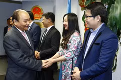 Thủ tướng Nguyễn Xuân Phúc đến thăm và nói chuyện với cán bộ, nhân viên Phái đoàn Đại diện thường trực Việt Nam tại Liên hợp quốc. (Ảnh: Thống Nhất/TTXVN)