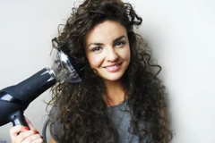 Chiêu sấy tóc thần thánh dành cho những mái tóc mỏng, xoăn tự nhiên