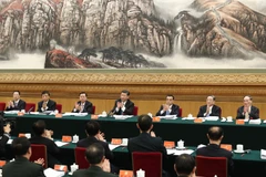 Tổng Bí thư, Chủ tịch Tập Cận Bình (thứ 4, trái) và Đoàn Chủ tịch tại phiên thảo luận Đại hội Đại biểu toàn quốc lần thứ 19 Đảng Cộng sản Trung Quốc ngày 18/10. (Nguồn: THX/TTXVN)