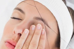 Cận cảnh phương pháp se chỉ tạo dáng lông mày của người châu Á