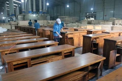 Sản xuất đồ gỗ xuất khẩu. (Ảnh: Ly Kha/TTXVN)