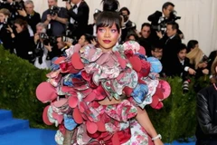 Rihana và bộ trang phục kỳ lạ của cô