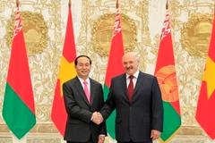Chủ tịch nước Trần Đại Quang và Tổng thống Belarus Alexander Lukashenko chụp ảnh chung tại lễ đón. (Ảnh: Nhan Sáng/TTXVN)