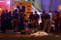 Cảnh sát và lực lượng chức năng điều tra tại hiện trường vụ xả súng ở Las Vegas tối 1/10. (Nguồn: AFP/TTXVN)
