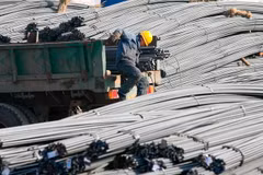 Công nhân làm việc tại nhà máy sản xuất thép ở Thẩm Dương, tỉnh Liêu Ninh, Trung Quốc. (Nguồn: EPA/TTXVN)