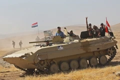 Các lực lượng Iraq tiến vào làng al-Ayadieh, phía bắc khu vực Tal Afar trong chiến dịch giải phóng khu vực này từ phiến quân IS ngày 28/8. (Nguồn: AFP/TTXVN)