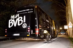 Xe buýt chở các cầu thủ câu lạc bộ Borussia Dortmund bị hư hại sau các vụ nổ ở Dortmund, ngày 11/4. (Nguồn: EPA/TTXVN)