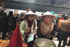 Không gian trưng bày của Việt Nam thu hút đông đảo khách tham quan quốc tế. (Ảnh: Nguyễn Trường/Vietnam+)