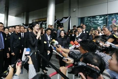 Bà Yingluck (giữa) trả lời phỏng vấn khi tới tòa án ở Bangkok. (Nguồn: EPA/TTXVN)