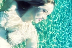 Chọn mỹ phẩm lâu trôi, chống nước từ lời khuyên của “nàng tiên cá”