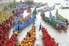 Các đội tham gia lễ hội đua thuyền truyền thống trên sông Tonle Sap ngày 2/11. (Nguồn: AFP/TTXVN)