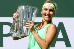 Elena Vesnina nâng cúp Indian Wells. (Nguồn: skysports.com)