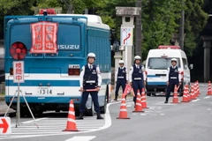 Cảnh sát Nhật Bản gác tại trạm kiểm soát an ninh ở Ise-Shima. (Nguồn: EPA/TTXVN)