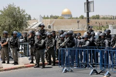 Cảnh sát Israel gác tại thành cổ Jerusalem ngày 28/7. (Nguồn: EPA/TTXVN)